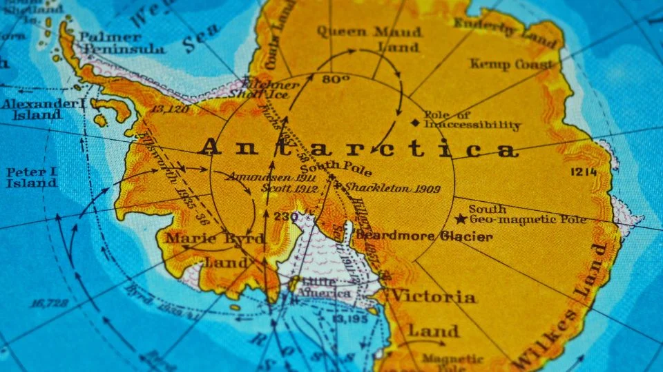 Antarktisz térképe, amelyen láthatóak a főbb földrajzi nevek és jellemzők.